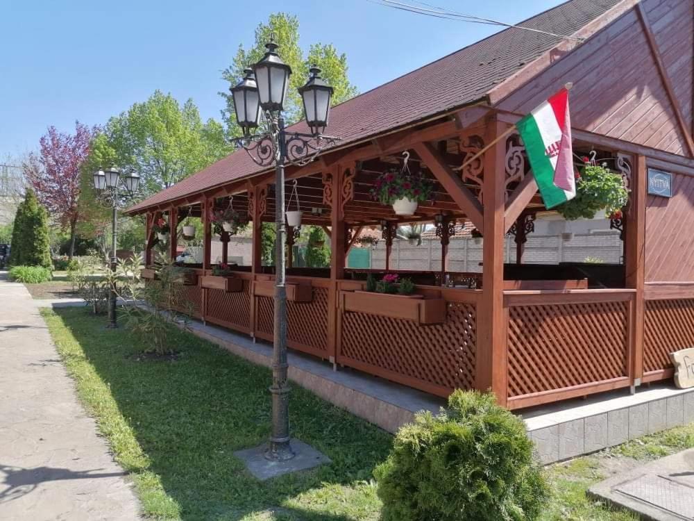 Hat Testvér Fogadó Domsod Kültér fotó