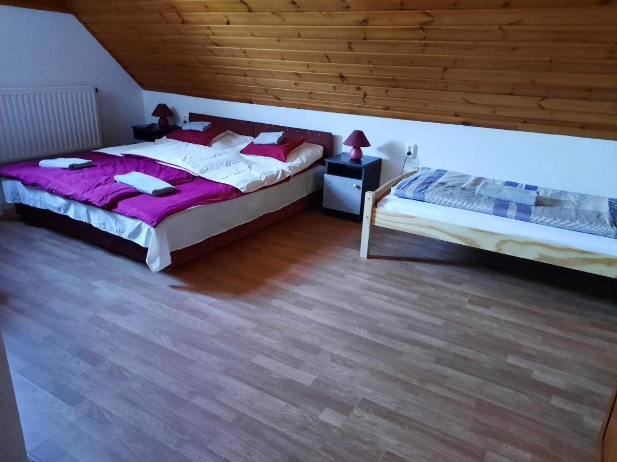 Hat Testvér Fogadó Domsod Kültér fotó